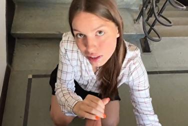 Я парню не изменяю, но иногда у его друзей в подъезде отсасываю