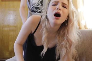 Stacy Starando приспустила трусики и балдеет, пока её ебут раком